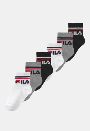 Sechs Paare Knöchelsocken: weiß, grau und schwarz. Mischgewebe aus Baumwolle mit kontrastierenden roten und blauen Streifen und "FILA"-Logo am Bündchen.
