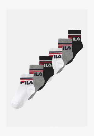 Seks par ankelsokker: hvid, grå og sort. Blandt af bomuld med kontrasterende røde og blå striber samt "FILA" logo på ribben.