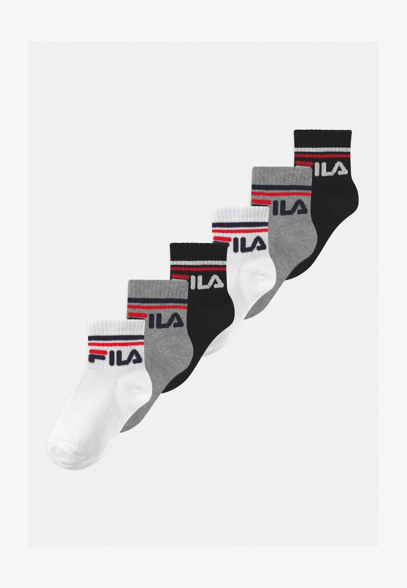 Seis pares de calcetines de tobillo: blancos, grises y negros. Mezcla de algodón con rayas contrastantes rojas y azules y el logo de "FILA" en el puño.