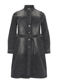 Robe en denim noire délavée avec un devant à boutons, deux poches poitrine, des manches longues et une ceinture en tissu à la taille.