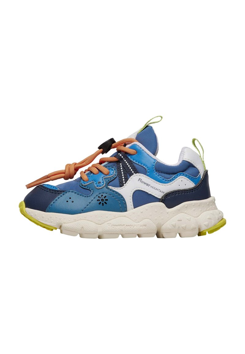 Sneaker blu e blu navy con lacci arancioni e un accento bianco, dotato di suola testurizzata, forma arrotondata e un piccolo anello verde sul tallone.