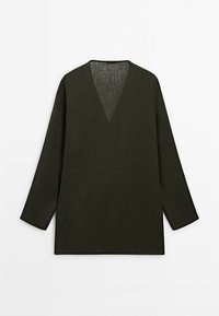 Haut en lin vert foncé avec un col en V, des manches longues et une coupe décontractée. Le tissu a une apparence texturée et un ourlet droit.