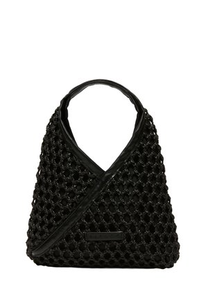 Borsa nera con texture a rete intrecciata e manico e rifiniture lisce, forma triangolare con una piccola targhetta rettangolare con il logo sul davanti.