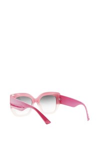 Occhiali da sole con gradiente rosa e una montatura squadrata e massiccia. Parte frontale traslucida di un rosa pallido, aste di un rosa più scuro e lenti grigie sfumate.