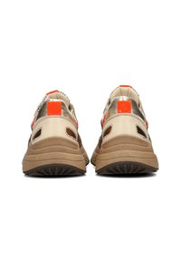 Sneaker beige con suola in gomma testurizzata, dettagli arancioni e finiture metalliche, dotate di aperture laterali per la ventilazione.