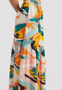 Larga falda confeccionada con tela ligera, que presenta un patrón abstracto en tonos verde azulado, naranja, rosa y negro; cinturilla elástica y diseño en capas.