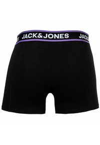 Svarta boxerunderkläder med ett lila och svarts elastiskt midjeband med "JACK & JONES" logotyp. Mjuk tyg med en slät yta.