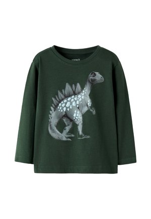 Camiseta de manga larga verde oscuro con un gráfico de dinosaurio estegosaurio gris con manchas blancas y placas dorsales en la parte delantera.