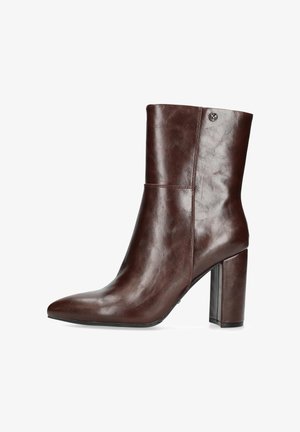 Bruine leren enkelboot met een puntige neus, zachte textuur en een vierkante hoge hak. Kenmerkt zich door minimale stiksels en een klein logo-accent.