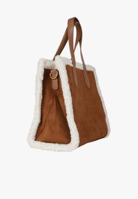 Bruine suède tas met witte fleece afwerking en bruine leren handvaten. Voorzien van een geperst logo aan de zijkant. Open bovenkant en ruim ontwerp.