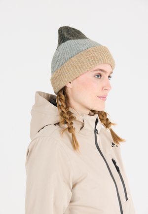 Gehaakte beanie met een klep, bestaande uit drie kleursecties: donkergroen, lichtgrijs en beige. Ribbeltextuur met een dikke beige manchet.