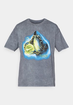 Grå T-shirt med grafik af en hætteklædt troldmand, der holder en lysende basketball omgivet af blå og gule lyn, med "NIKE" tekst nedenfor.