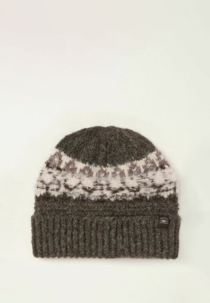 Gorro de punto gris oscuro con puño acanalado y una banda de patrón más claro alrededor del centro, con una pequeña etiqueta negra en el puño.
