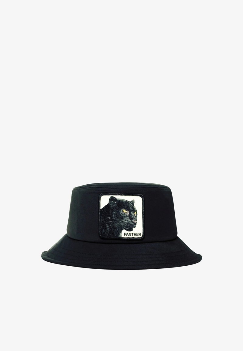 Cappello a secchiello nero di stoffa con una toppa quadrata raffigurante la testa di una pantera e la parola "PANTHER" sottostante. Accentuato con una visiera larga.