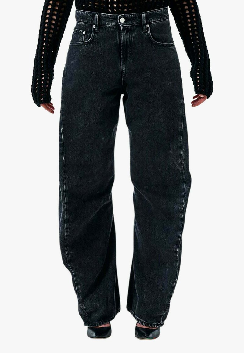 Jeans neri a vita alta con una vestibilità ampia, dotati di cinque tasche e una texture leggermente consumata. Dettagli in metallo e cuciture a contrasto.