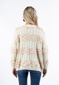 Maglione a maglia grossa color crema con motivo a strisce pesca, caratterizzato da un tessuto testurizzato e una vestibilità morbida. Maniche lunghe con polsini a coste.