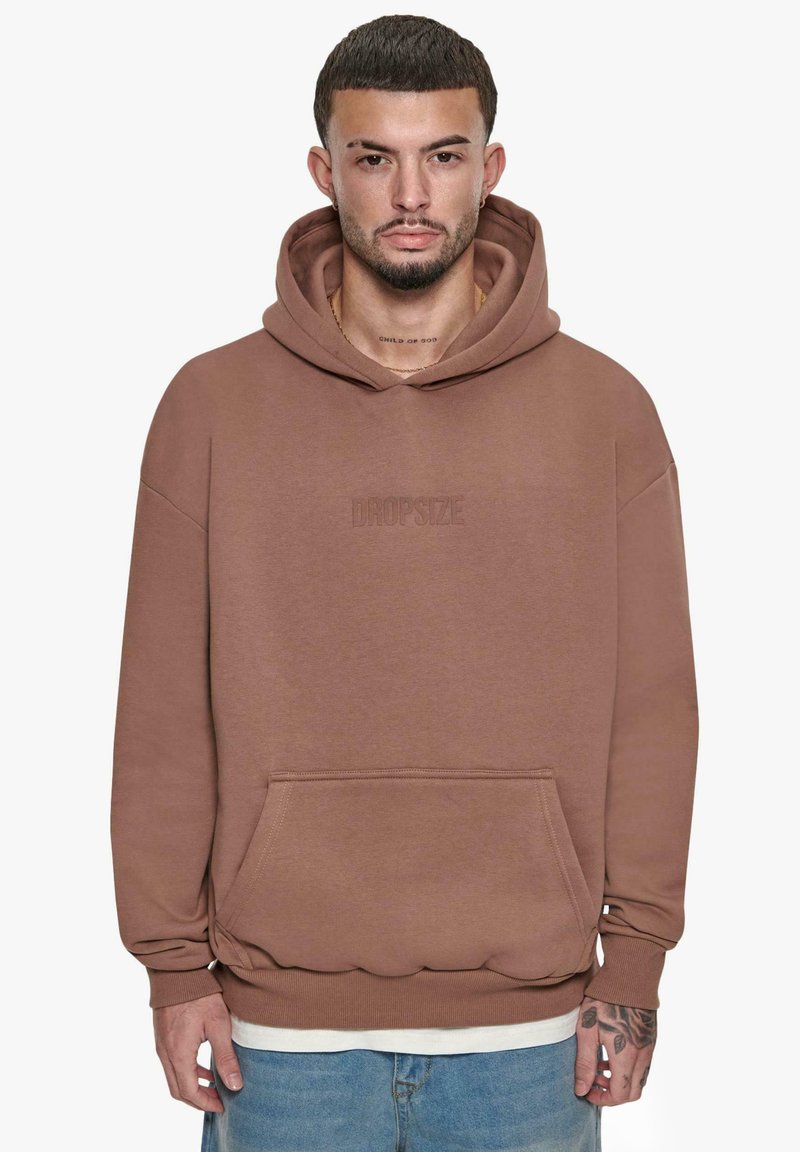 Brun hætte sweatshirt lavet af blødt materiale, med en frontlomme og præget "DROPSIZE" logo. Ribkantede ærmer og afslappet pasform.