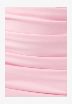 Roosa kangas sileda tekstuuriga, millel on horisontaalselt korraldatud koonuslikud voldid, luues pinnal peeneid laineid.