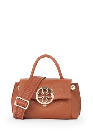 Borsa a mano in pelle marrone testurizzata con manico superiore, ampia tracolla regolabile e chiusura decorativa rotonda dorata sulla patta frontale.