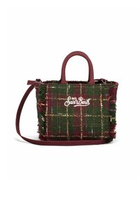 Petit sac à main rectangulaire en tissu à carreaux vert et bordeaux, avec des bords frangés, des poignées bordeaux, une bandoulière et un logo "Saint Barth" en blanc.