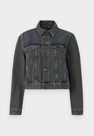 Ciemnoszara dżinsowa kurtka z zapięciem na guziki, dwoma kieszeniami na piersi z klapkami na guziki, długimi rękawami i klasycznym kołnierzykiem na białym tle.