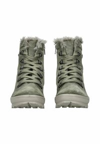 Zelené semišové kotníkové boty s kožešinovým lemem, vybavené černými kovovými očky, silnými tkaničkami a strukturovanou gumovou podrážkou pro lepší přilnavost.