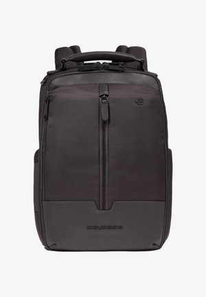 Dunkelgrauer Rucksack mit einem Körper aus strukturiertem Stoff, glatten Lederakzenten, doppelt gepolsterten Trägern und einem oberen Tragegriff mit einem Fach mit Reißverschluss.