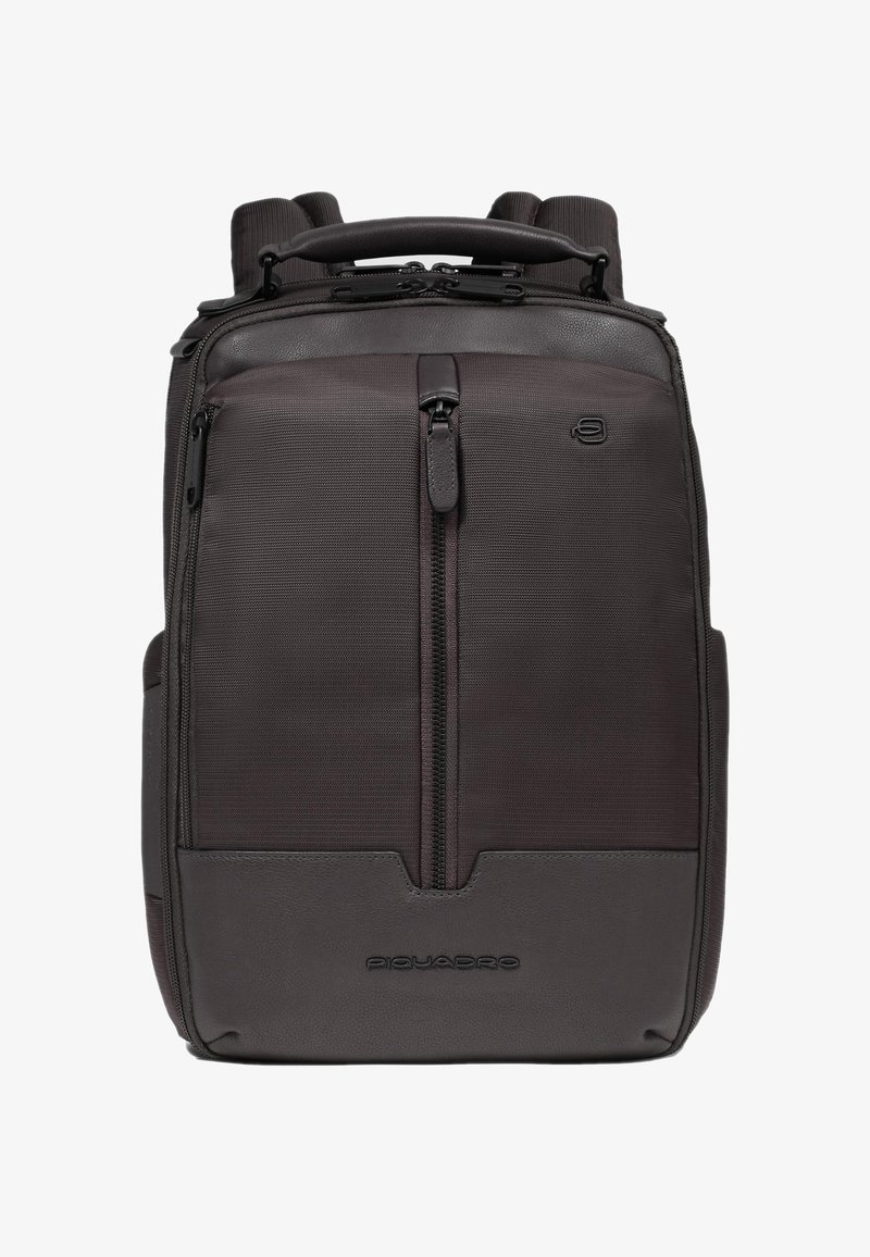 Zaino grigio scuro con corpo in tessuto strutturato, dettagli in pelle liscia, doppie spalline imbottite e maniglia superiore con compartimento con cerniera.