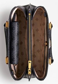 Schwarze synthetische Handtasche mit goldfarbenem Reißverschluss, zwei Fächern, Innenmuster und strukturiertem Außenmaterial mit Akzent-Hardware.