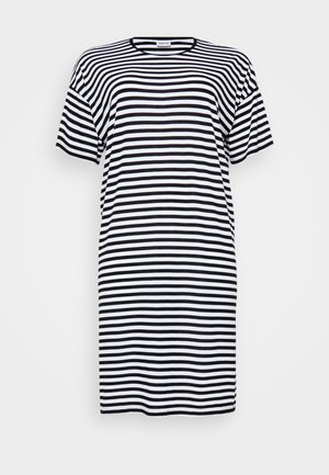 Vestido de manga corta a rayas en blanco y negro con escote redondo. Hecho de tela suave, cae por encima de la rodilla con un corte relajado.