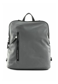 Sac à dos en nylon gris à texture lisse, avec une poche zippée à l'avant et des accents noirs, forme rectangulaire, poignée supérieure et bretelles réglables.