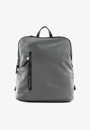 Sac à dos en nylon gris à texture lisse, avec une poche zippée à l'avant et des accents noirs, forme rectangulaire, poignée supérieure et bretelles réglables.