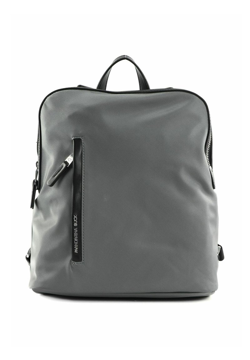 Sac à dos en nylon gris à texture lisse, avec une poche zippée à l'avant et des accents noirs, forme rectangulaire, poignée supérieure et bretelles réglables.