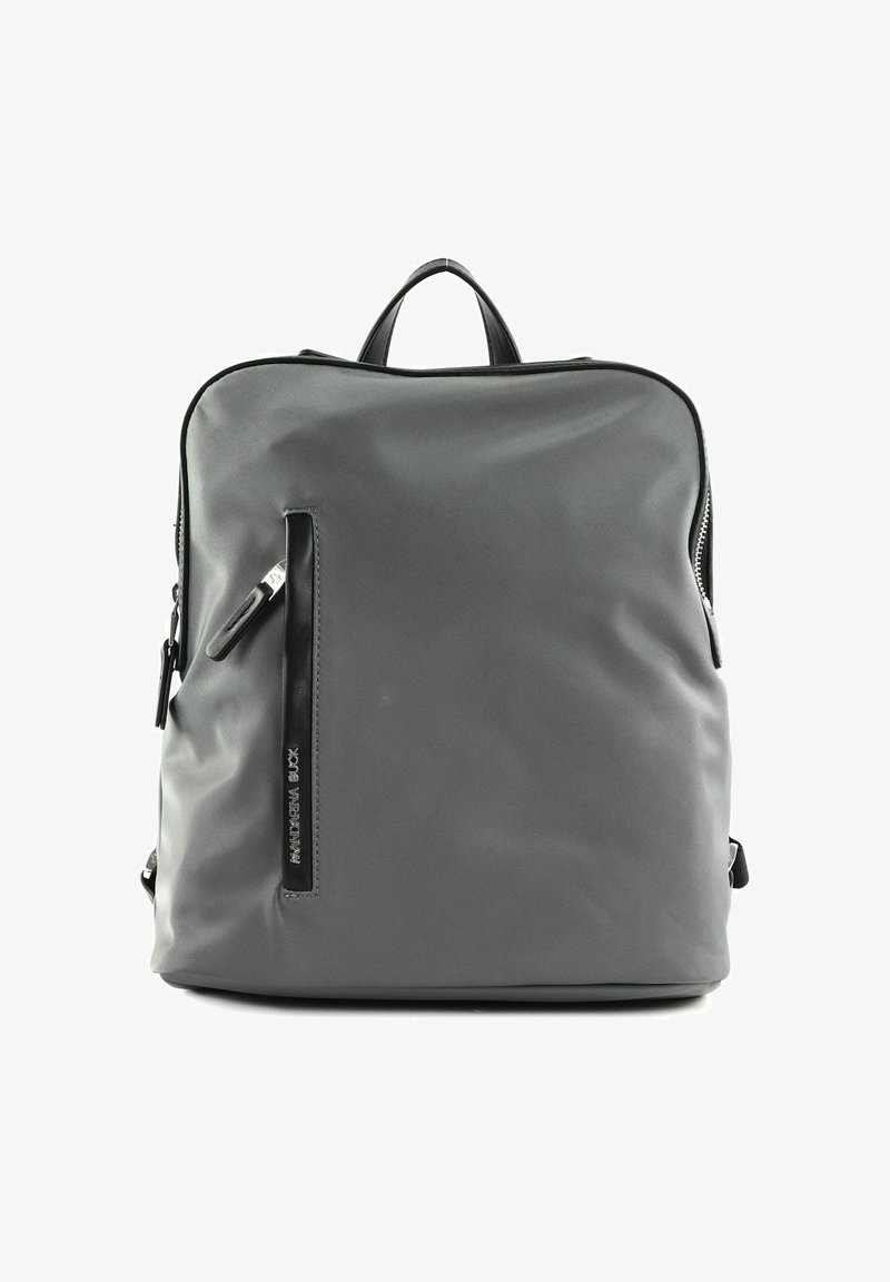 Zaino in nylon grigio con texture liscia, dotato di tasca frontale con zip e dettagli neri, forma rettangolare, manico superiore e spallacci regolabili.