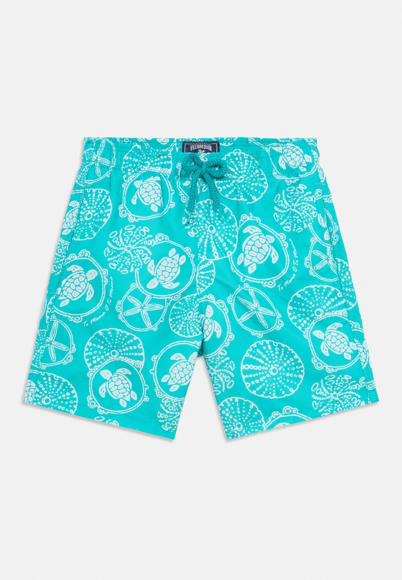 Türkisfarbene Badeshorts mit weißen Mustern von Meeresschildkröten und Muscheln, elastischer Bund mit Kordelzug, leichtes Material, mittellang bis zur Mitte des Oberschenkels.