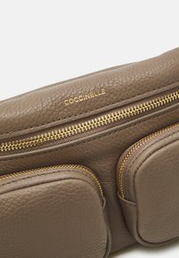 Coccinelle COCCINELLEHYLE - Kézitáska - warm taupe