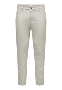 Chinos beige de corte slim, con una textura suave, bolsillos frontales, bolsillos traseros y un cierre de botón único en la cintura.