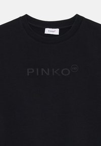 Felpa in cotone nera con scollo rotondo e logo "PINKO up" tonale sul davanti. Tessuto liscio e vestibilità standard.