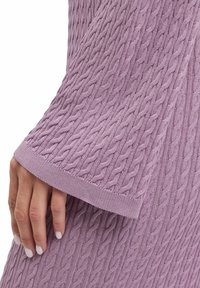 Gestrickter Pullover in zartem Lavendel mit einem strukturierten Zopf-Muster. Der Bund hat einen gerippten Stricksaum, der eine enganliegende Passform bietet.