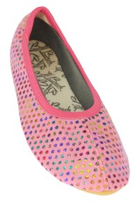 Rosa Stoff flach mit glänzenden Punkten, runde Zehenform und einem weichen, elastischen Rand. Die Innensohle zeigt ein Markenlogo.