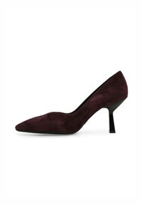 Decolté in suede viola con punta affusolata, silhouette elegante e tacco nero affusolato, caratterizzato da una superficie liscia e un design minimalista.