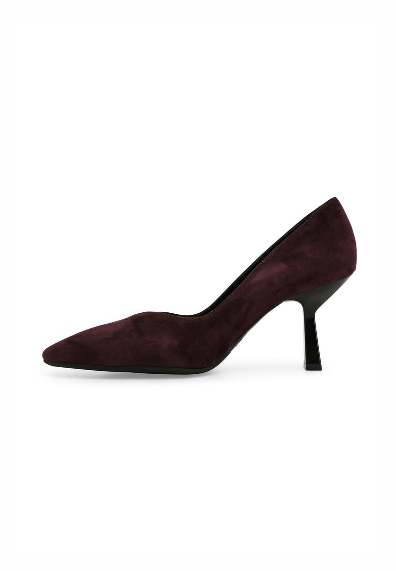 Decolté in suede viola con punta affusolata, silhouette elegante e tacco nero affusolato, caratterizzato da una superficie liscia e un design minimalista.