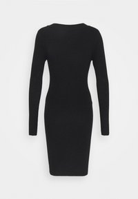 Robe noire en tricot côtelé à manches longues avec une silhouette ajustée et un col rond, présentant un ourlet au niveau des genoux et une texture douce.