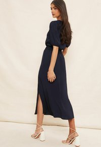 Friends Like These PUFF SLEEVE V NECK MIDI  - REGULAR FIT - Denní šaty - navy