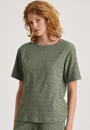 Groen gepatternde top met korte mouwen in een textuurstof. Heeft een ronde halslijn en een losse pasvorm, met een geometrisch ontwerp over de hele stof.