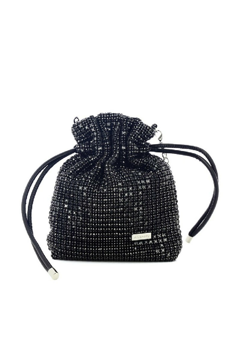 Borsa a cordino nera realizzata in materiale scintillante, con una parte superiore arricciata, due lunghe cinghie e una piccola placca in metallo.