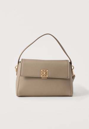 Beežist nahast käekott struktureeritud kujuga, kuldse tooniga riistvaraga ja klapikinnitusega. Omab lühikest käepidet ja tekstureeritud viimistlust.