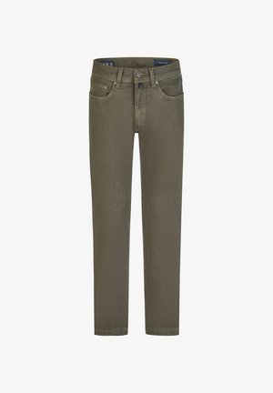 Olijfgroene recht gesneden jeans voor heren met riemlussen, voorste knoop, ritssluiting en ontwerp met vijf zakken, plat gelegd op een witte achtergrond.