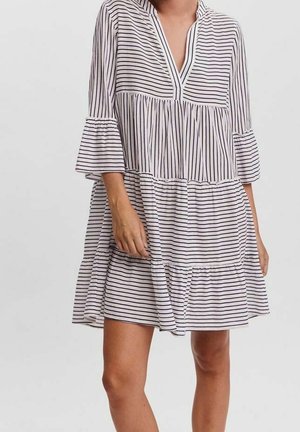 Gestreiftes Kleid mit V-Ausschnitt, drei Viertel langen Glockenärmeln und einem mehrlagigen Rüschensaum. Der Stoff ist leicht und hat eine weiche Textur in Marineblau und Weiß.