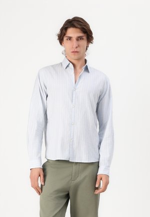Camisa de manga larga azul claro con finas rayas blancas, cierre frontal de botones y un cuello clásico. Fabricada con una tela texturizada.